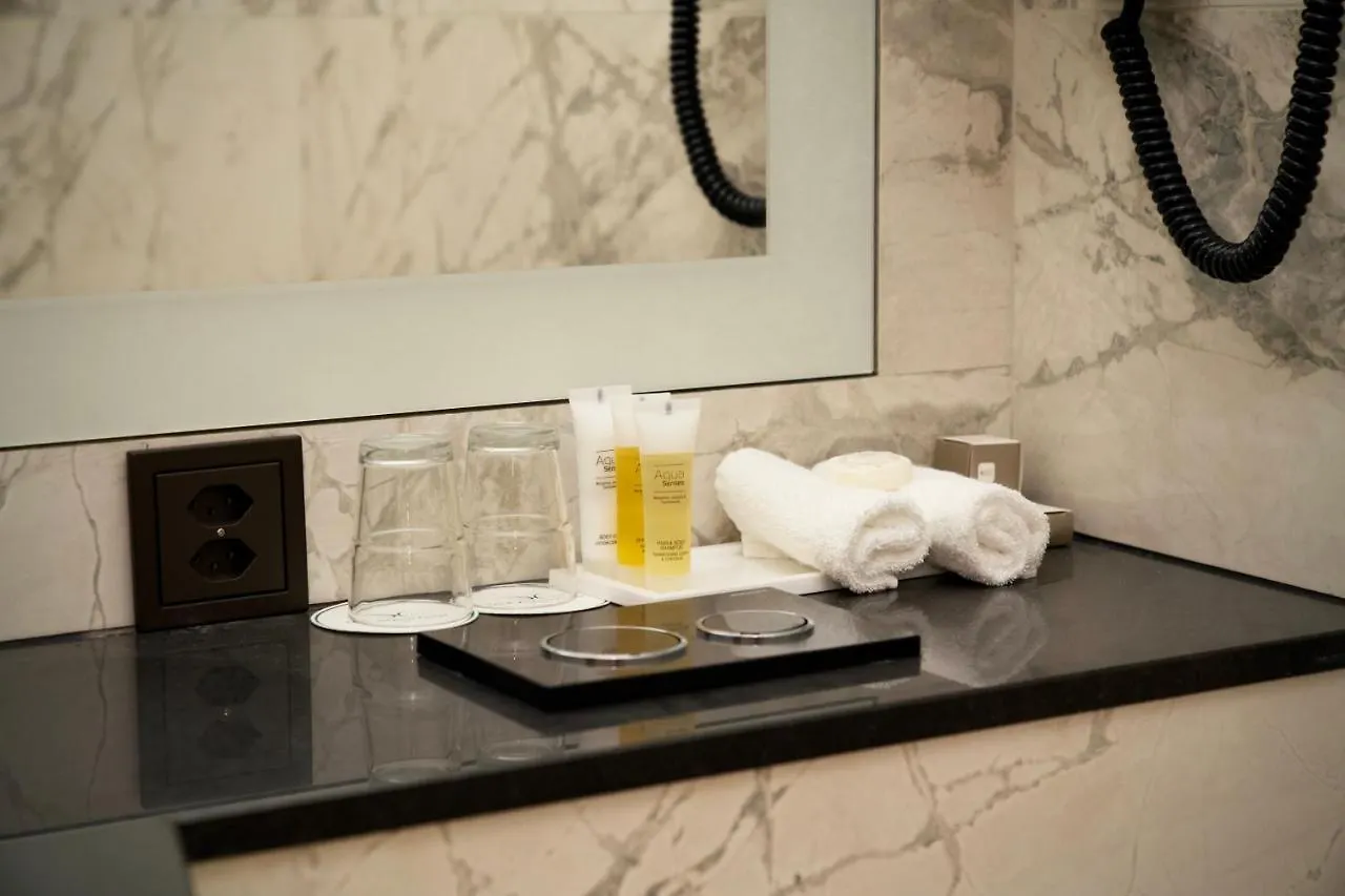 Nash Airport Hotel Meyrin 4*,