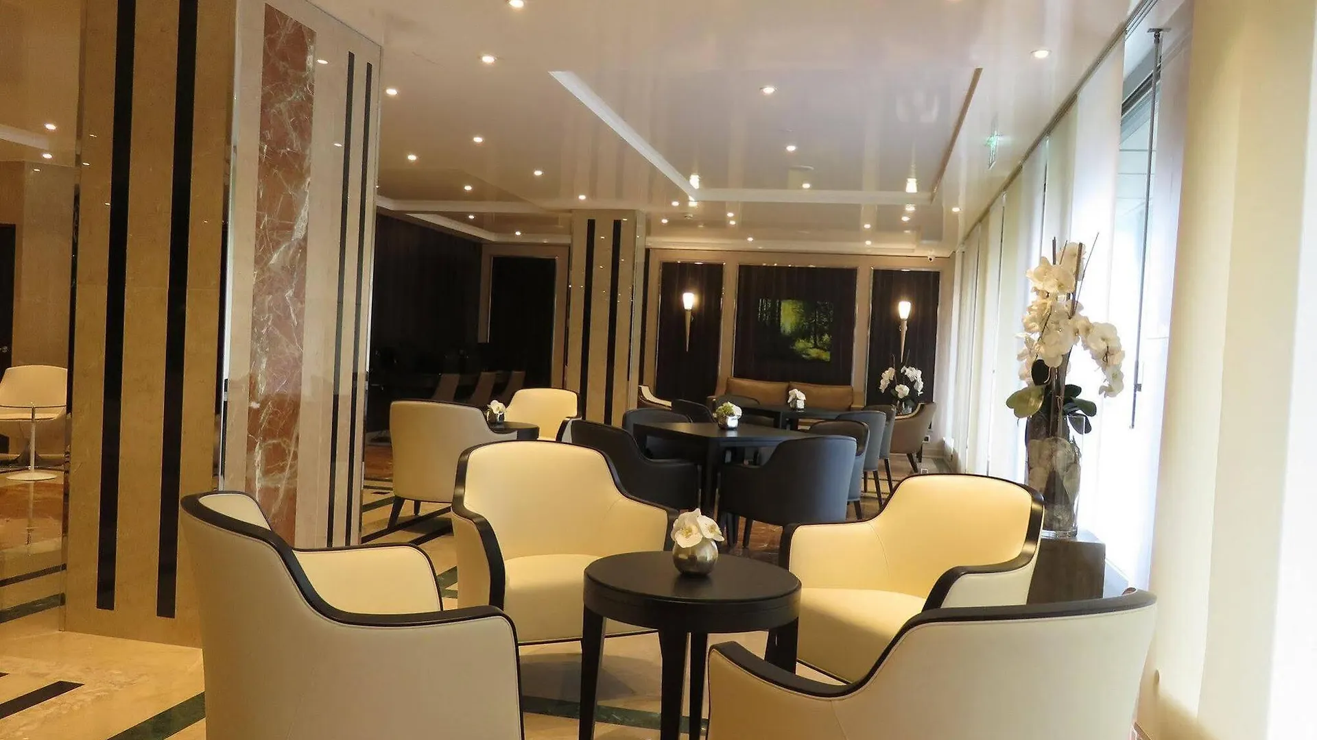 Nash Airport Hotel Meyrin 4*,